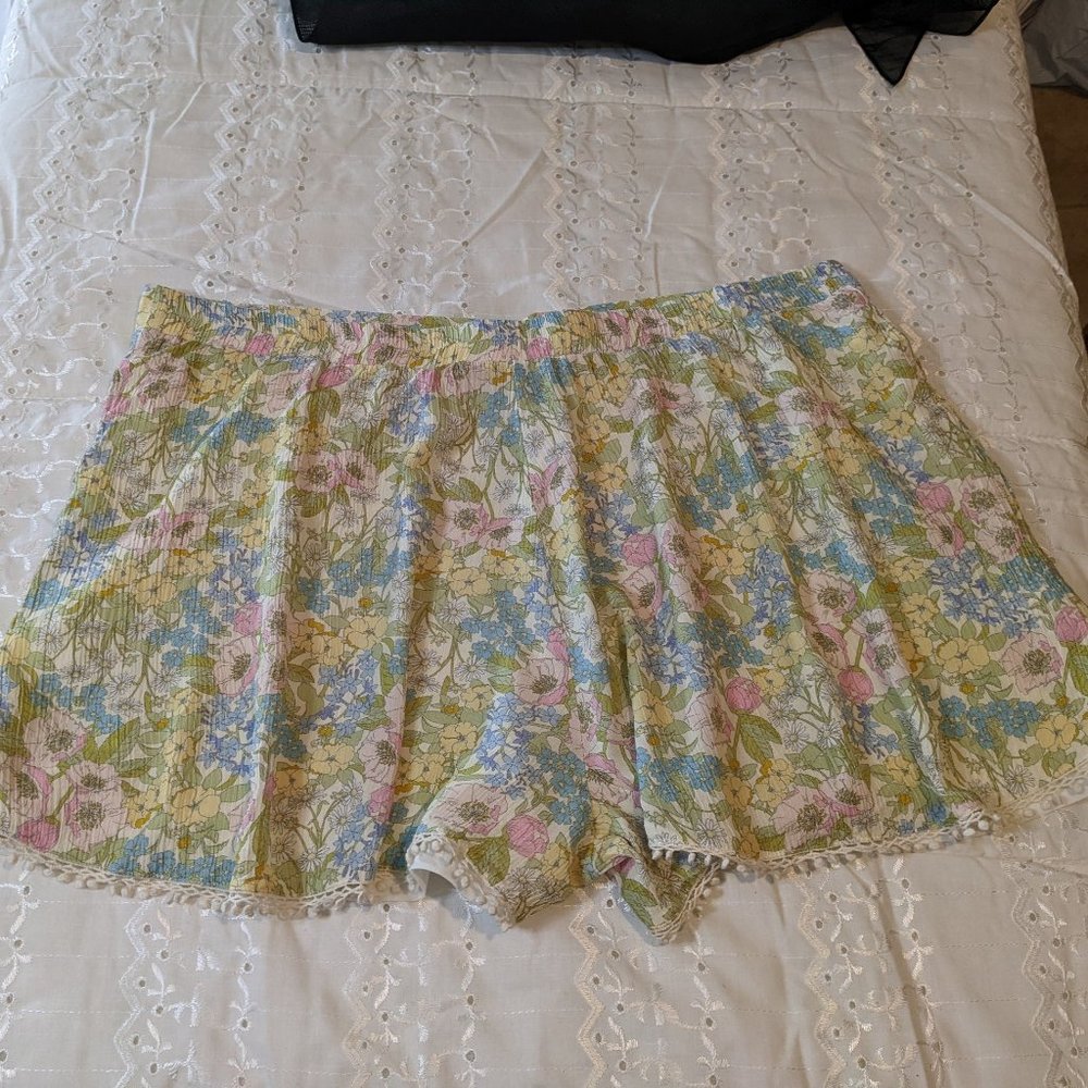 Versona Floral Elastic Waist Shorts w/Pom Pom Fringe on Legs - size XL